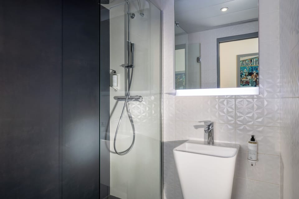 Triple Room | Bathroom | Hair dryer, towels