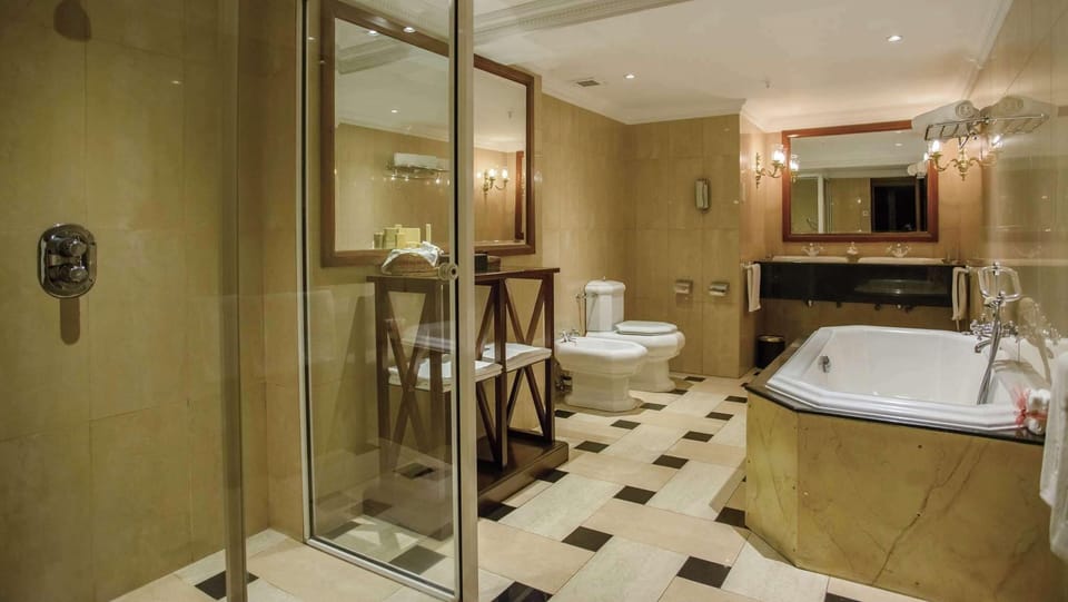 Combined shower/tub, deep soaking tub, free toiletries, hair dryer