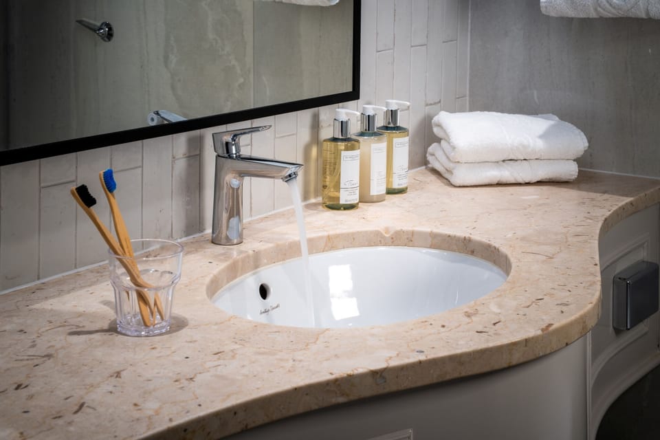 Double Room | Bathroom | Combined shower/tub, designer toiletries, hair dryer, towels