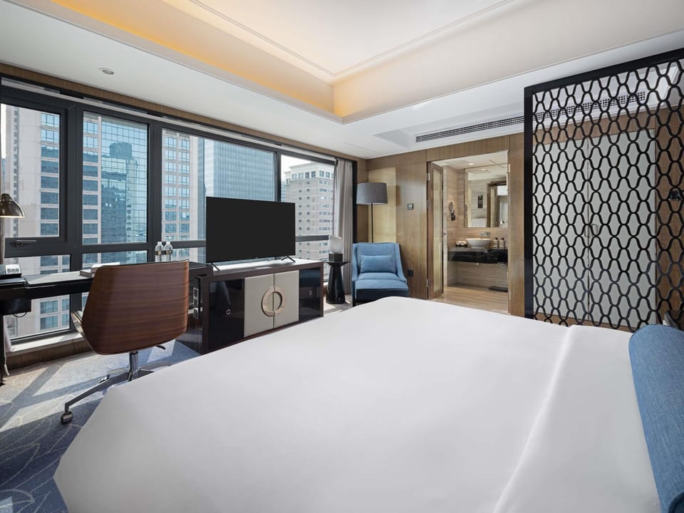 Premium bedding, down comforters, minibar, in-room safe