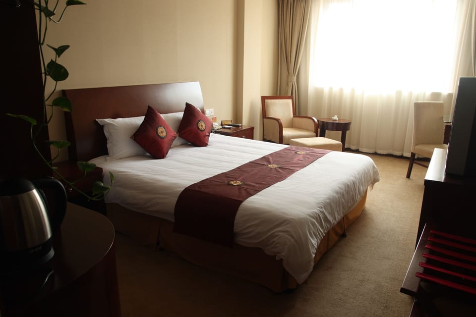 Business Room | Minibar, in-room safe, desk, blackout drapes