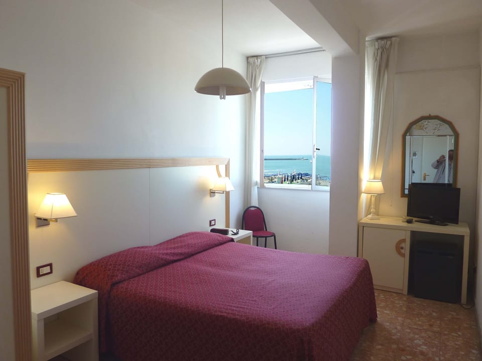 Double or Twin Room, Sea View | In-room safe, desk, WiFi (free)