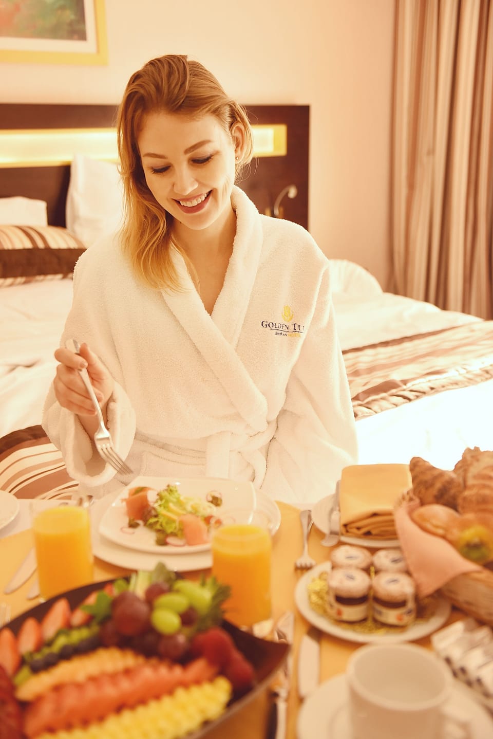 2 restaurants; breakfast, lunch, and dinner served