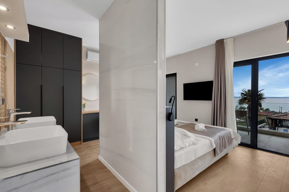 Double Room With Sea/Pool View | In-room safe, desk, blackout drapes, bed sheets
