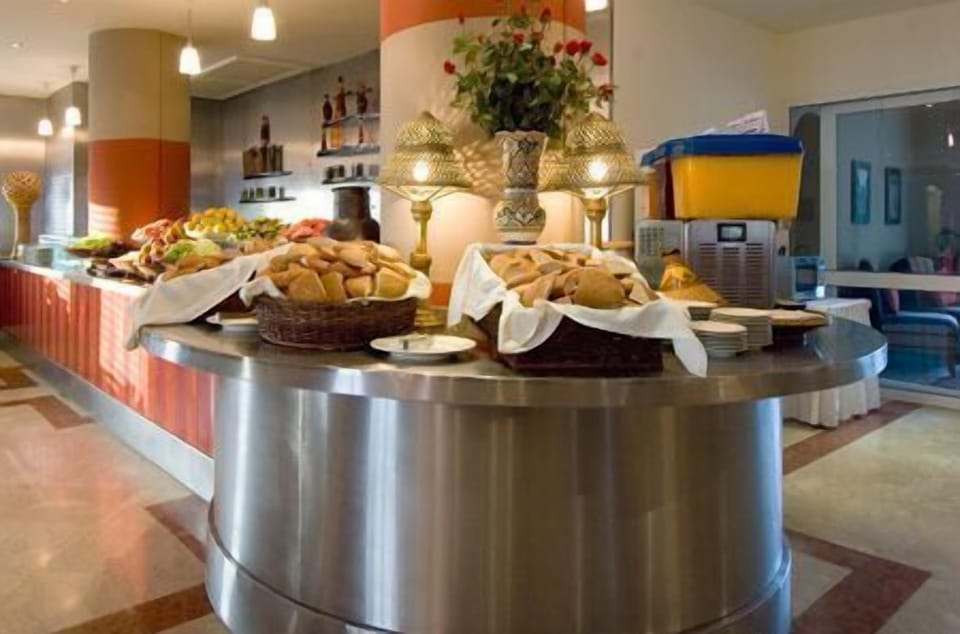 2 restaurants; breakfast, lunch, and dinner served