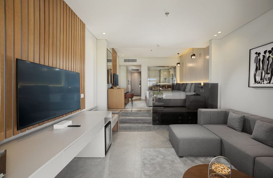 Deluxe Room (Jacuzzi) | Minibar, in-room safe, bed sheets