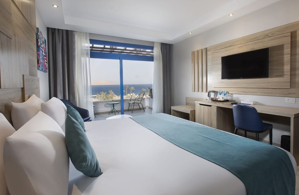 Superior Room, Sea View | Minibar, in-room safe, bed sheets