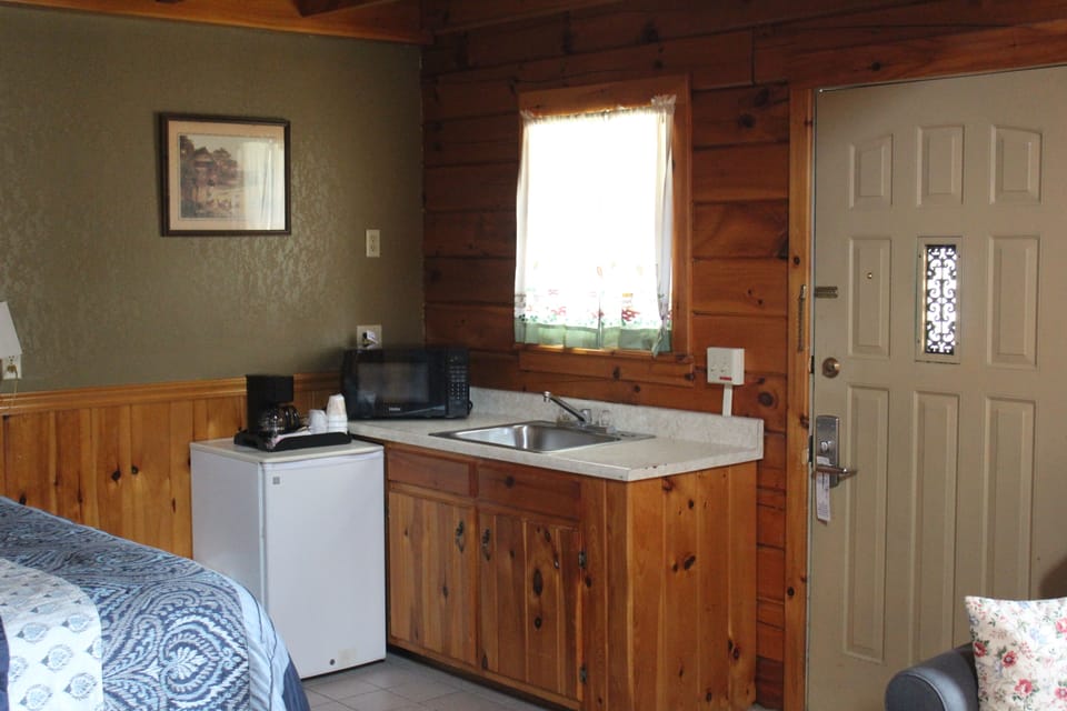 Townhome (Efficiency) | Blackout drapes, iron/ironing board, free WiFi, bed sheets