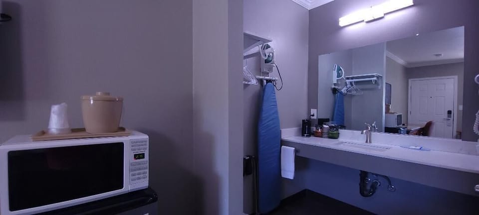 Standard Room, 1 Queen Bed, Non Smoking | Bathroom | Combined shower/tub, jetted tub, free toiletries, hair dryer
