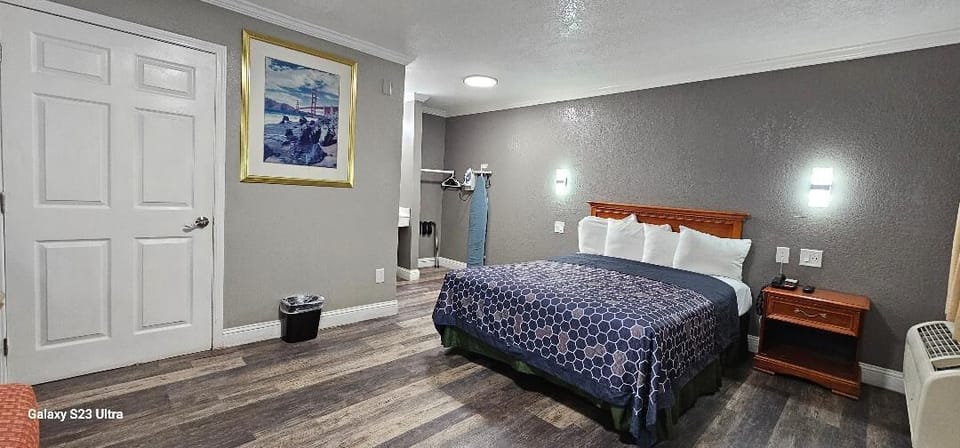 Basic Room | Desk, blackout drapes, iron/ironing board, free WiFi