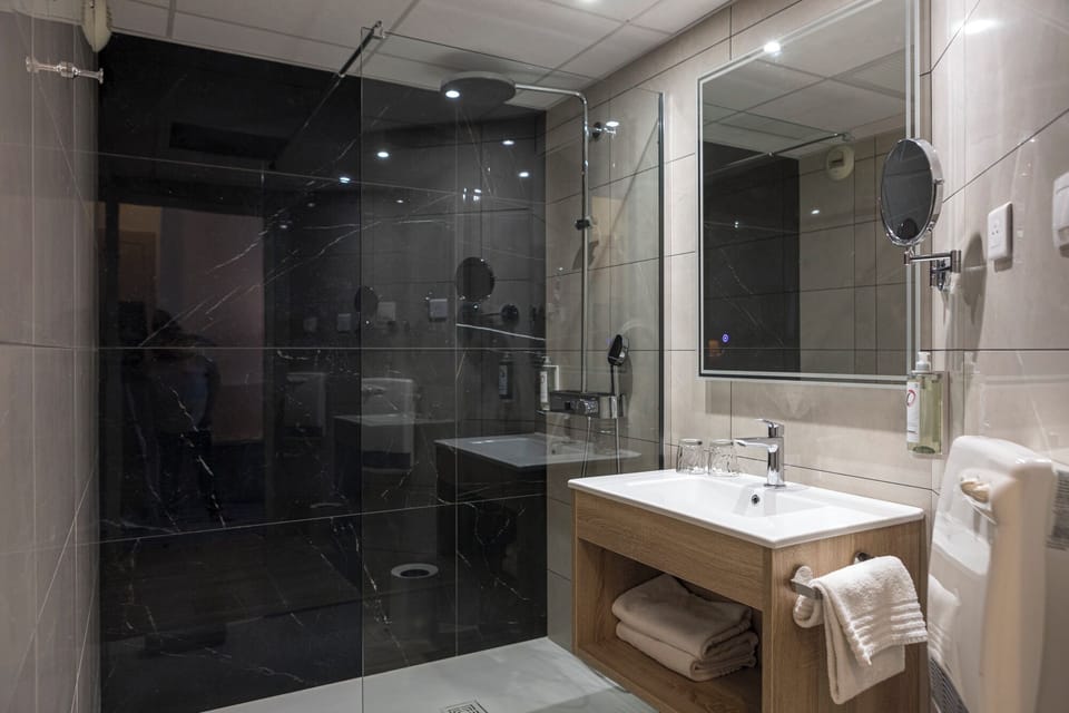 Standard Double Room | Bathroom | Towels