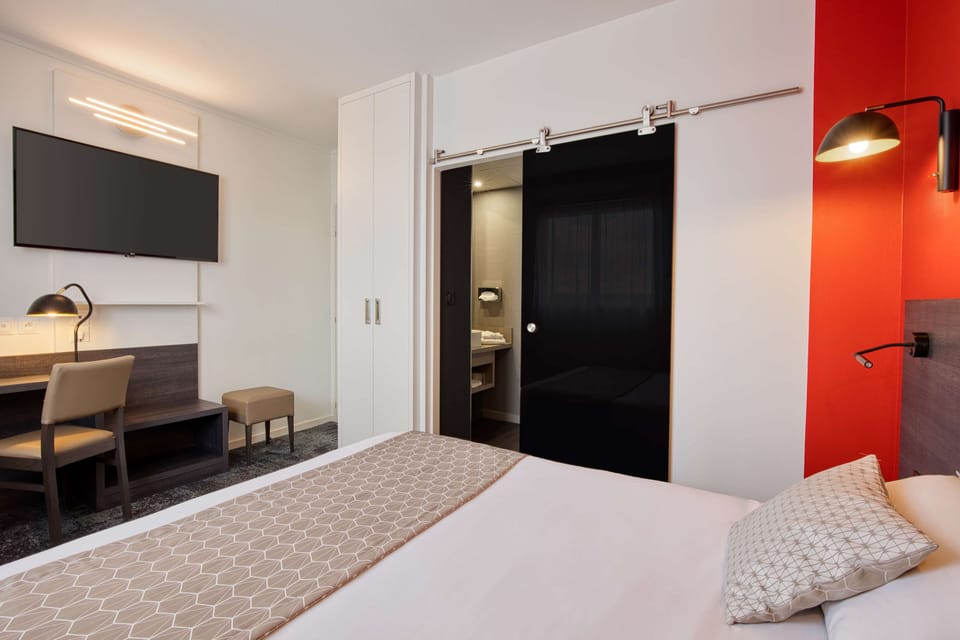 Superior Room, 1 Queen Bed, Non Smoking (Twin bed on request) | Premium bedding, in-room safe, desk, soundproofing