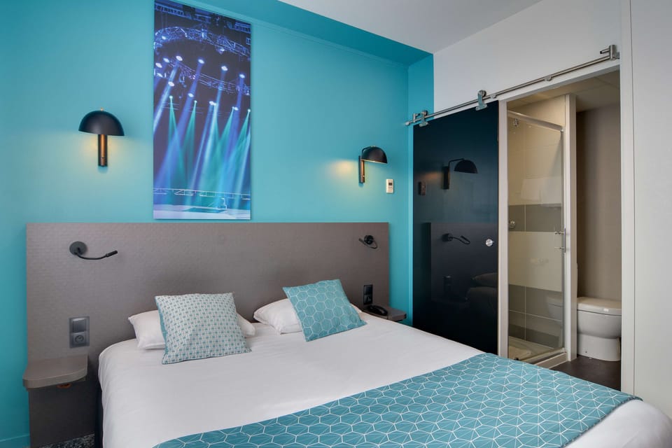 Comfort Room, 1 Queen Bed, Non Smoking | Premium bedding, in-room safe, desk, soundproofing