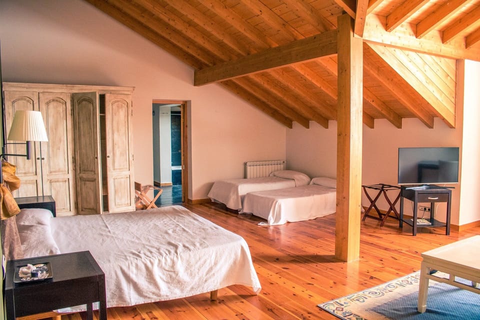 Family Studio | Free cribs/infant beds, rollaway beds, free WiFi, bed sheets