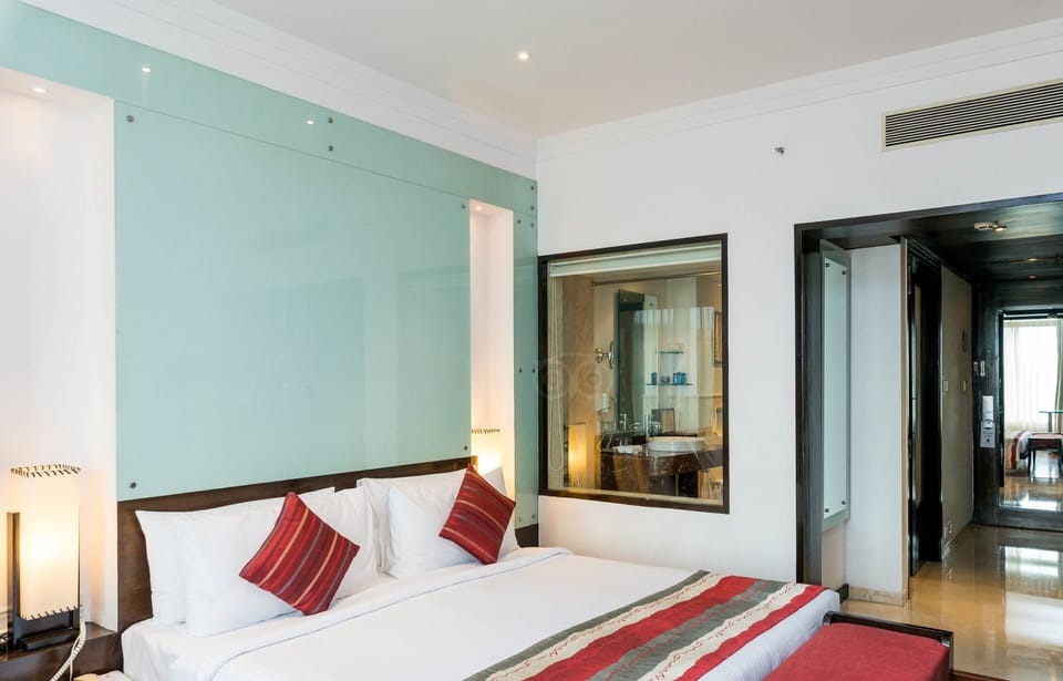 Club Room | Premium bedding, minibar, in-room safe, desk