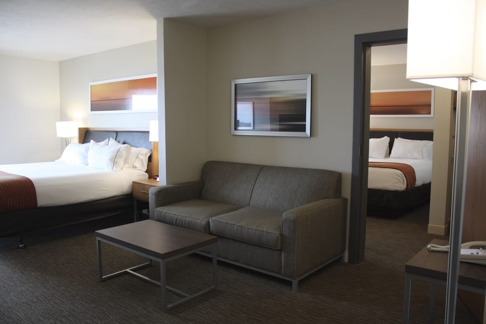 Standard Room, 1 King Bed, Accessible (Communication, Accessible Tub) | Desk, iron/ironing board, free cribs/infant beds, rollaway beds