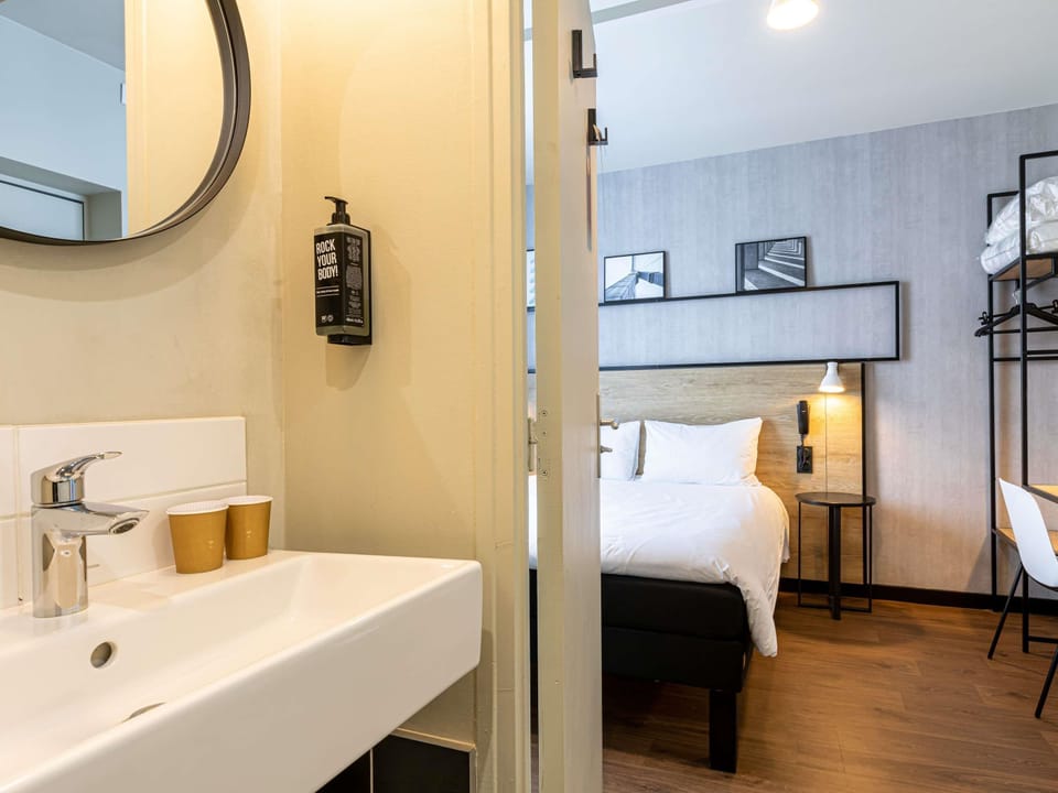 Standard Double Room, 1 Double Bed | In-room safe, desk, soundproofing, iron/ironing board