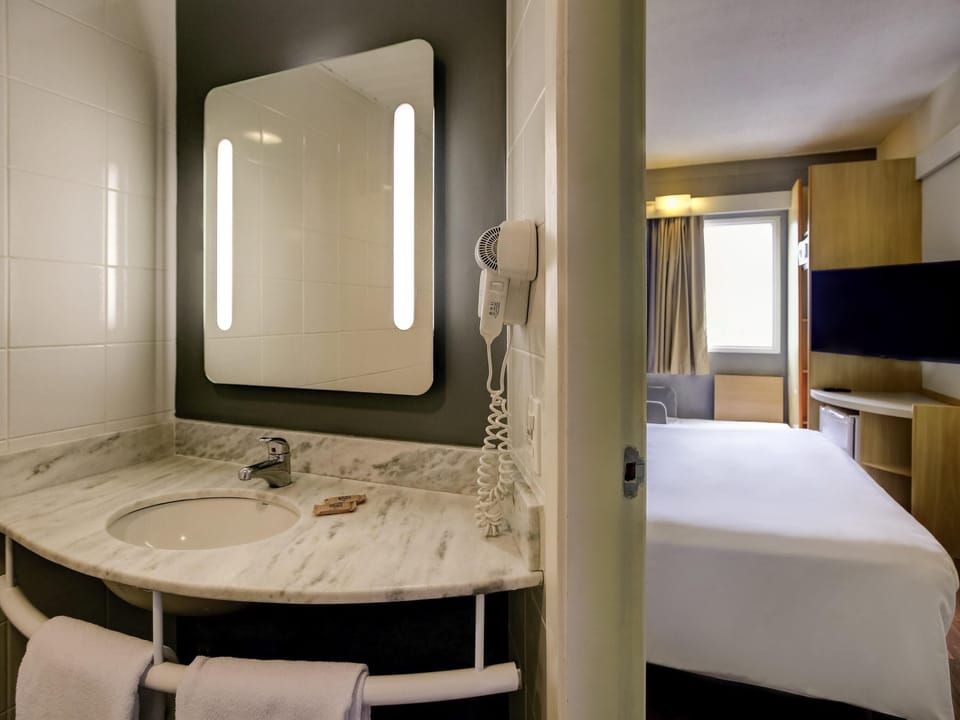 Room, 1 Double Bed | Hypo-allergenic bedding, minibar, in-room safe, desk