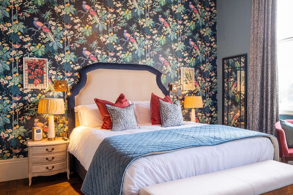 Signature Room | Desk, iron/ironing board, free WiFi, bed sheets