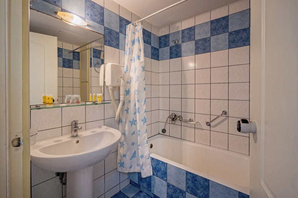Studio | Soundproofing, free cribs/infant beds, free WiFi