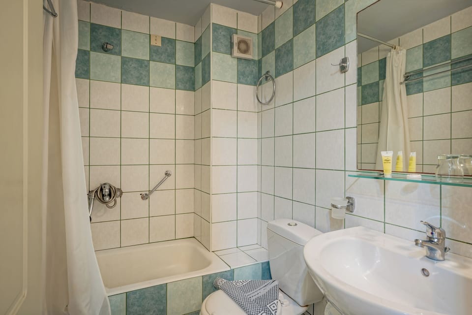 Soundproofing, free cribs/infant beds, free WiFi
