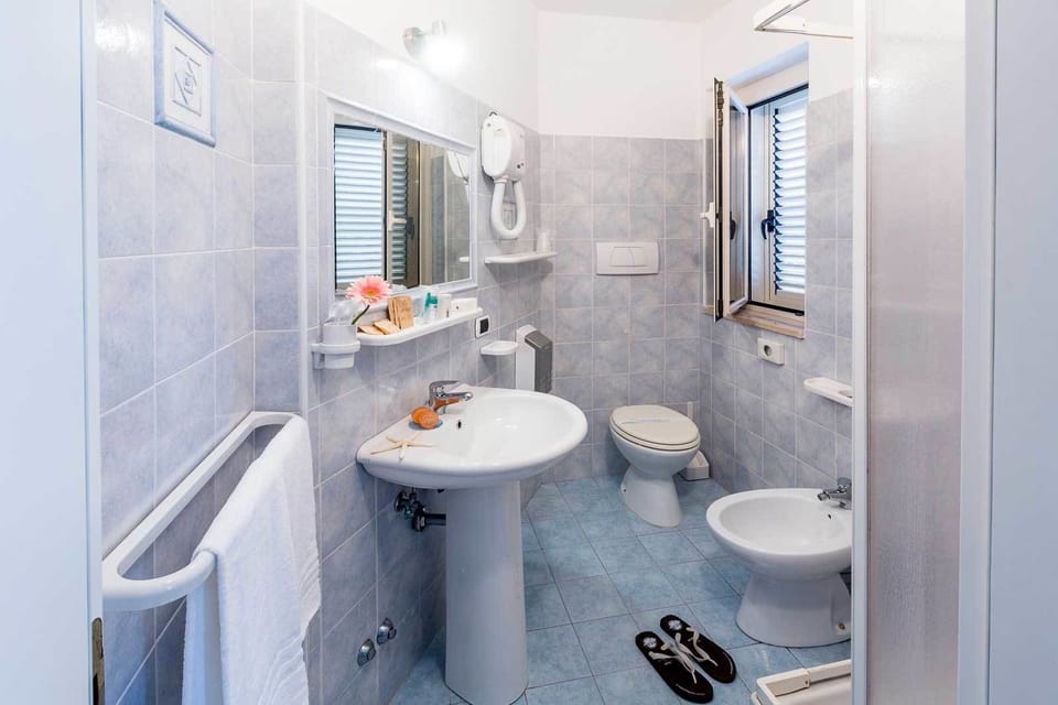 Economy Double Room, Annex Building (Dependance) | Bathroom | Shower, free toiletries, hair dryer, bidet