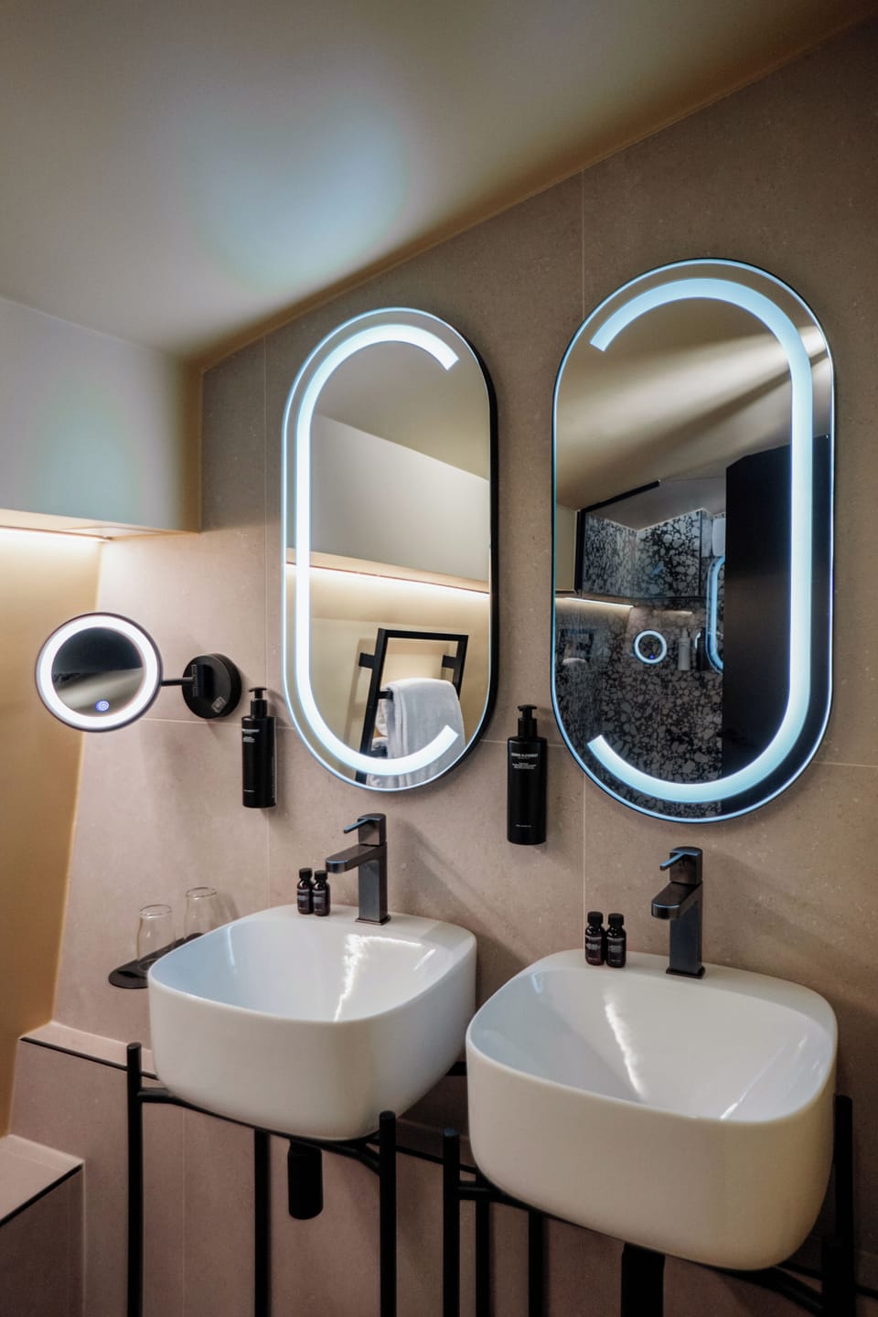 Junior Suite Triple | Bathroom | Free toiletries, hair dryer, towels