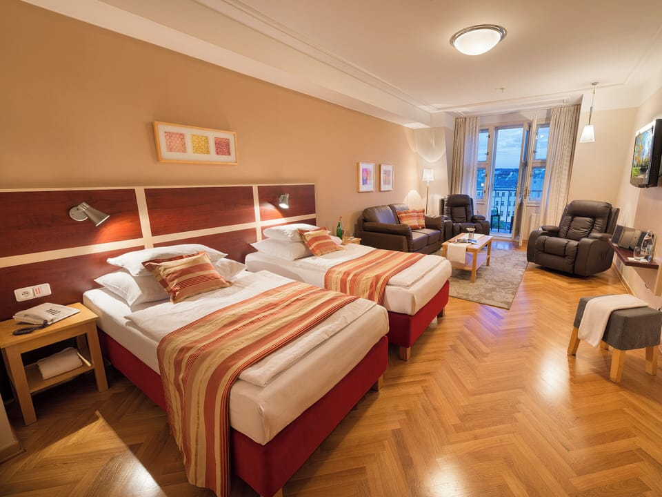 Junior Studio Suite, Garden View | Minibar, in-room safe, desk, laptop workspace