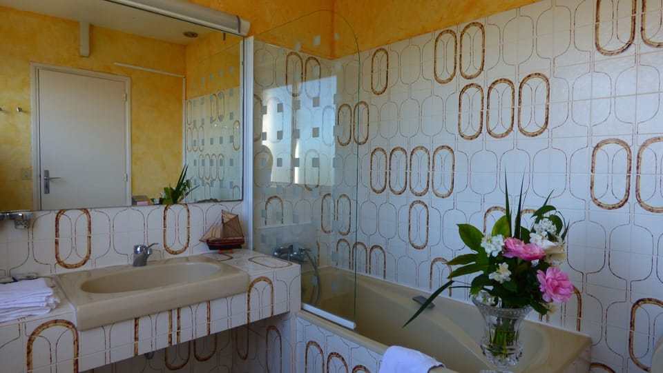 Comfort Twin Room, 2 Twin Beds | Bathroom | Free toiletries, hair dryer, towels, soap