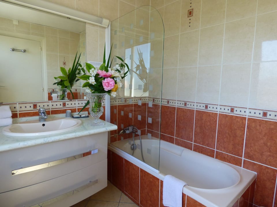 Comfort Twin Room, 2 Twin Beds | Bathroom | Free toiletries, hair dryer, towels, soap