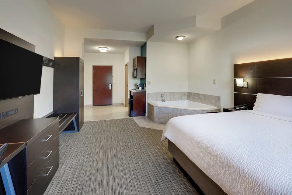 Standard Room, 1 King Bed, Jetted Tub | Desk, laptop workspace, blackout drapes, soundproofing