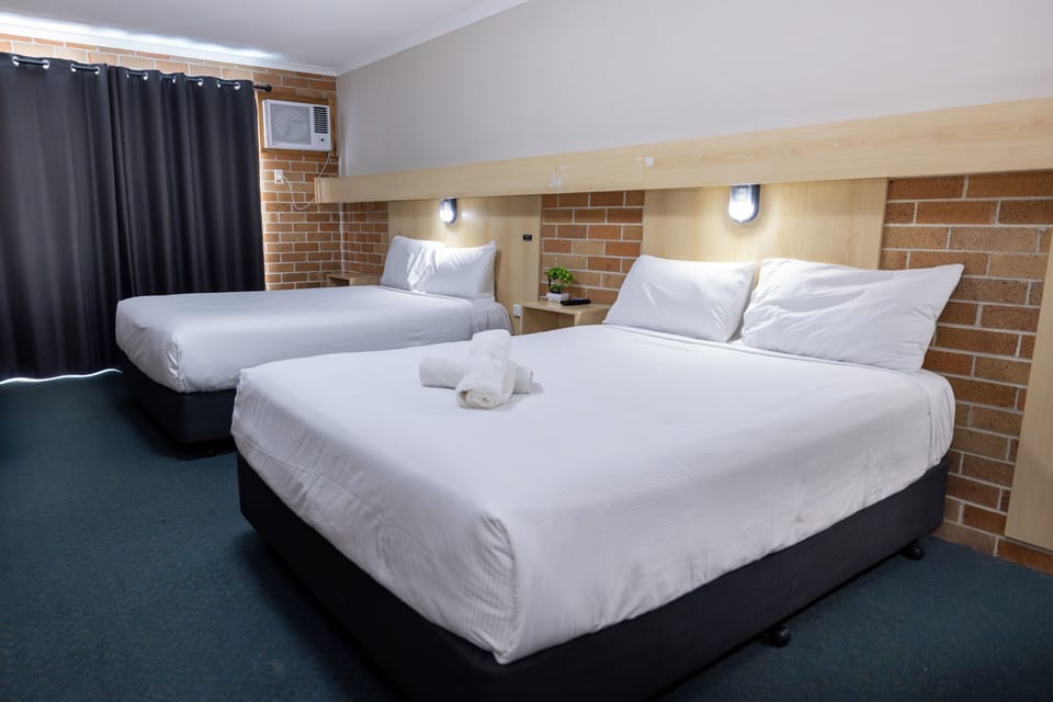 Triple Room | Desk, WiFi (free), alarm clocks, bed sheets