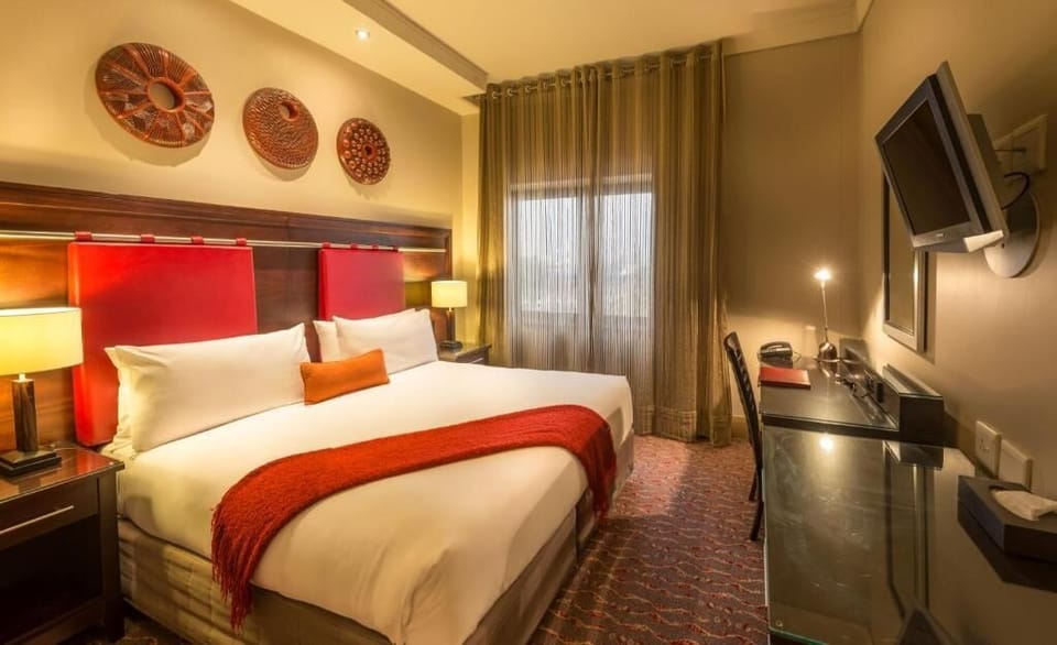 Executive Suite | Bathroom | Separate tub and shower, designer toiletries, hair dryer, towels