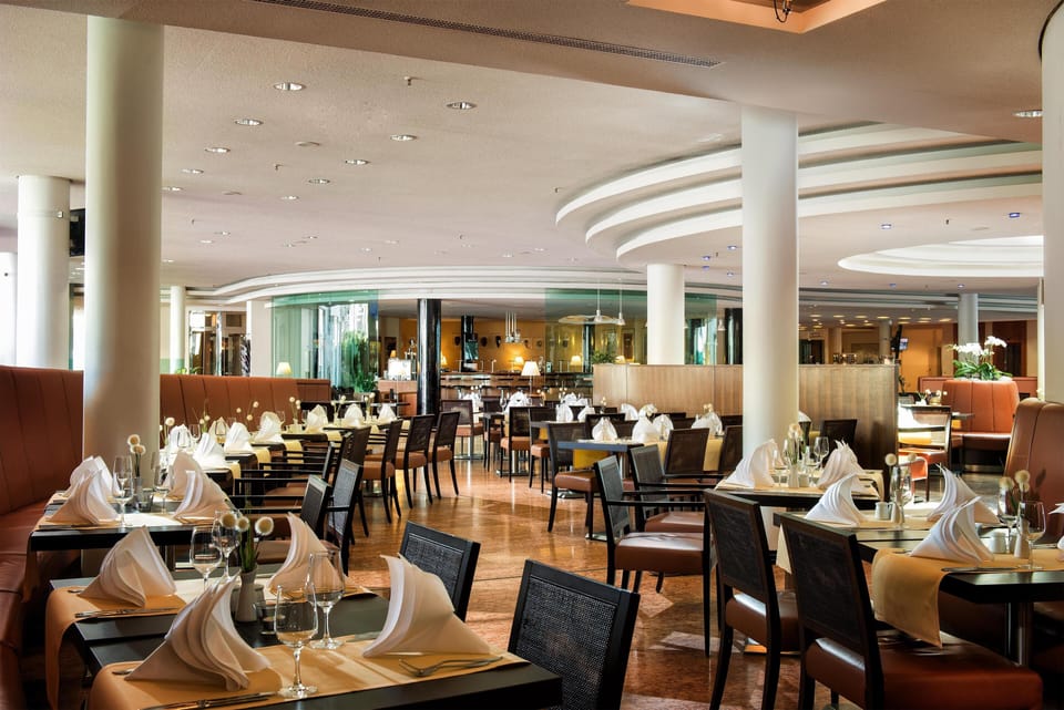 2 restaurants; breakfast, lunch, and dinner served