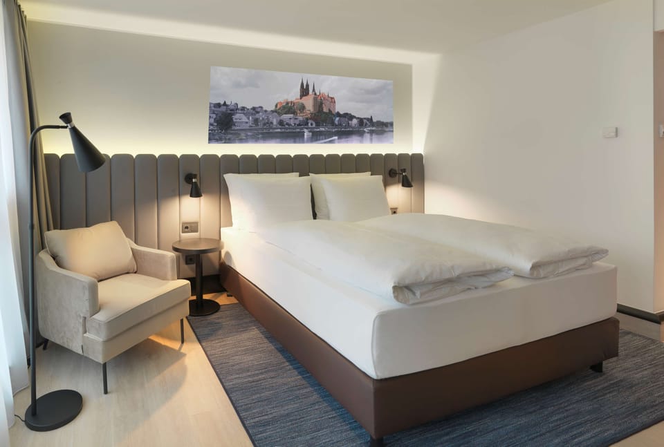 Premium Room (main building) | Hypo-allergenic bedding, in-room safe, desk, laptop workspace