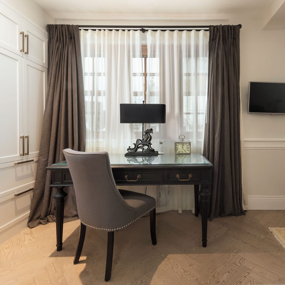 Room Samuel-de-Champlain ( Building B, No pets allowed | In-room safe, individually decorated, desk, iron/ironing board