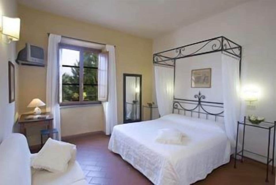 Standard Double Room | Minibar, in-room safe, desk, rollaway beds