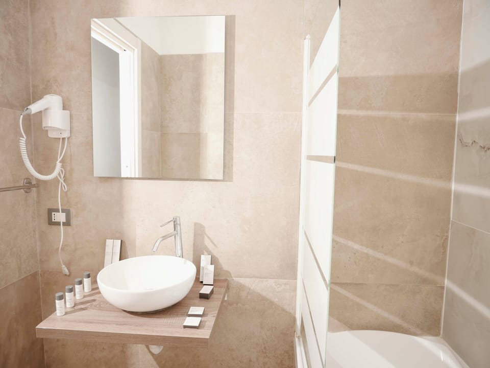 Classic Double or Twin Room | Bathroom | Combined shower/tub, deep soaking tub, rainfall showerhead