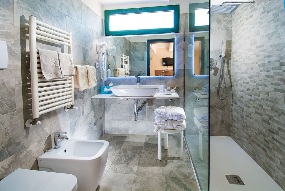 Shower, rainfall showerhead, free toiletries, hair dryer