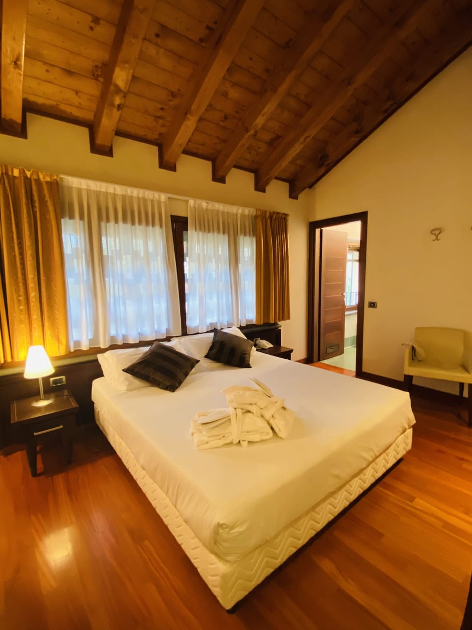 Romantic Room | Hypo-allergenic bedding available, minibar, in-room safe, desk