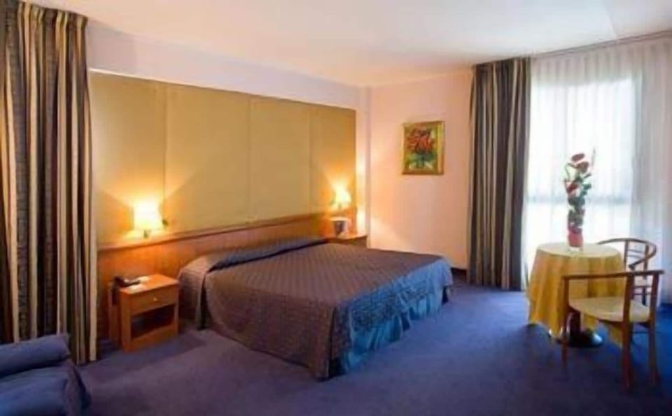 Minibar, desk, soundproofing, rollaway beds