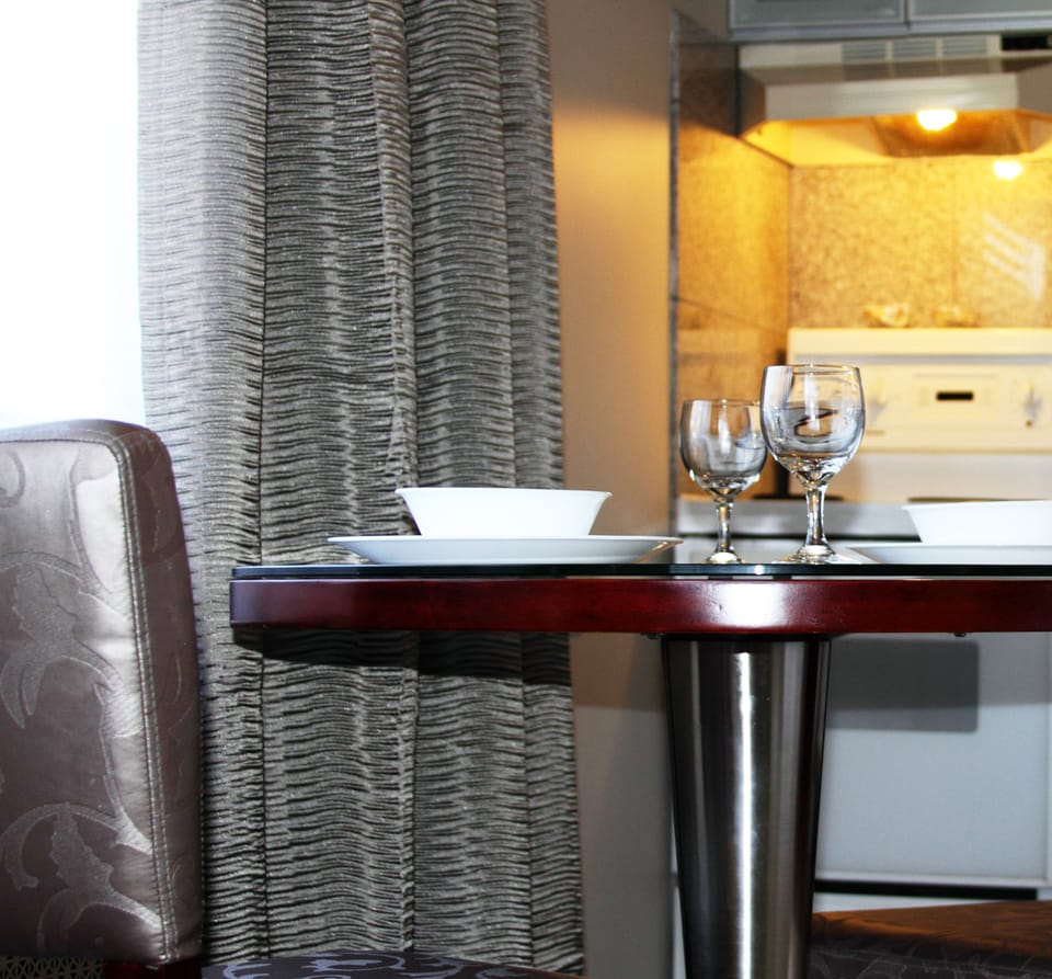 Studio, 1 King Bed | Private kitchenette | Fridge, microwave, stovetop, coffee/tea maker