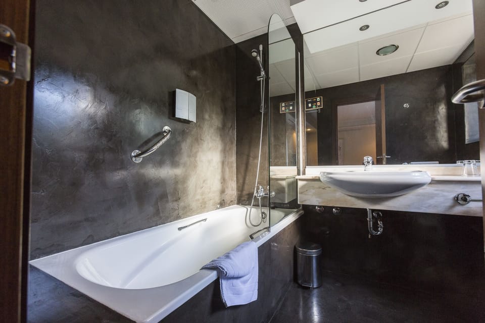 Standard Single Room | Bathroom | Free toiletries, hair dryer, bidet, towels