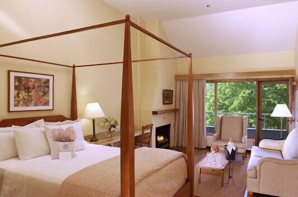 Premium Fireplace Lakeview | Premium bedding, individually furnished, desk, blackout drapes