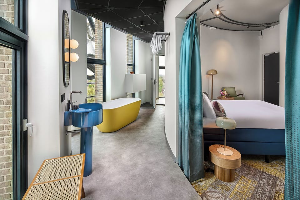 Toren - Suite | Bathroom | Free toiletries, hair dryer, towels, soap