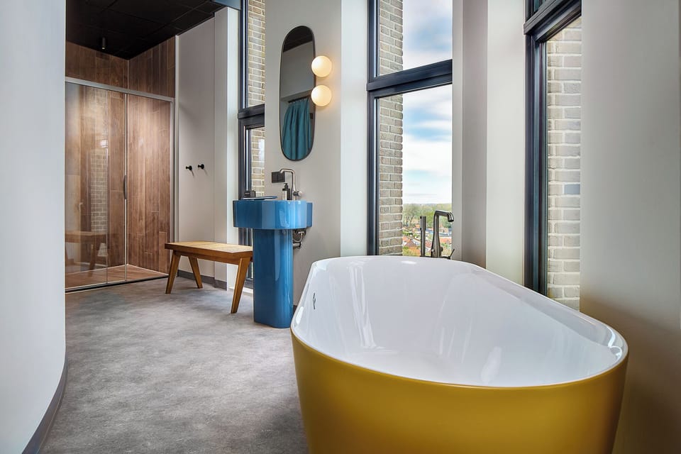 Toren - Suite | Bathroom | Free toiletries, hair dryer, towels, soap