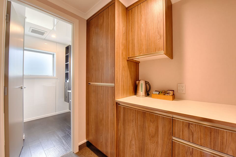 Family Room | Desk, iron/ironing board, WiFi (free), bed sheets