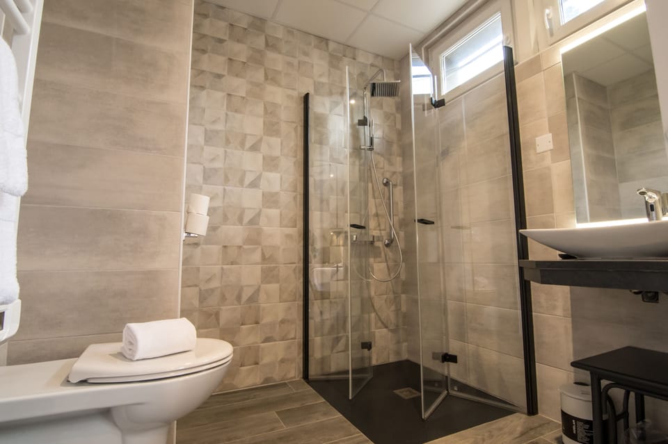 Superior Room, 1 Queen Bed | Bathroom | Free toiletries, hair dryer, towels, soap