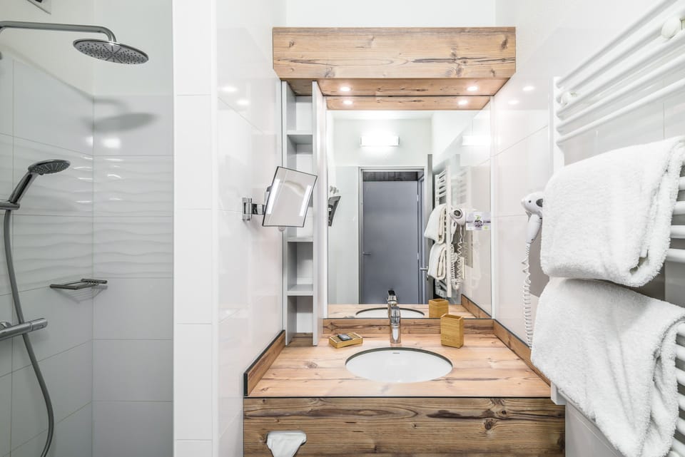 Jetted tub, free toiletries, hair dryer, towels