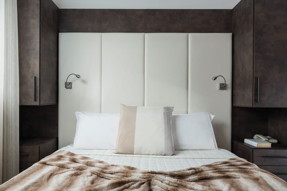 Premium bedding, down comforters, minibar, desk